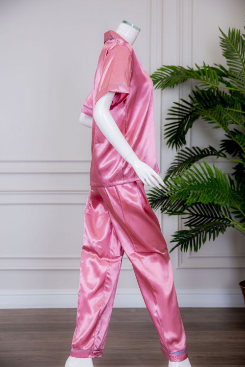 بيجاما نسائية ساتان قطعتين لون وردي بلوزة بياقة مطوية و جيب و أزرار من الأمام ذو أكمام قصيرة مع بنطلون طويل