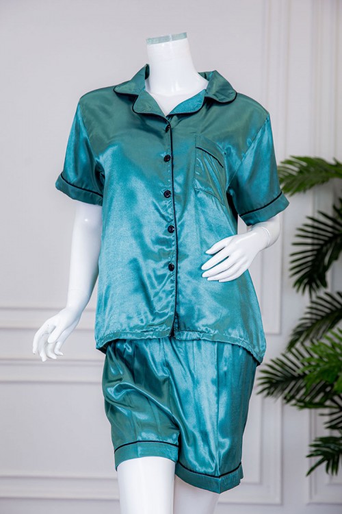بيجاما نسائية ساتان قطعتين لون تركواز بلوزة بياقة مطوية و جيب و أزرار من الأمام ذو أكمام قصيرة مع شورت