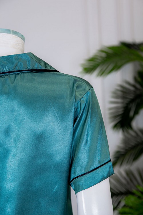 بيجاما نسائية ساتان قطعتين لون تركواز بلوزة بياقة مطوية و جيب و أزرار من الأمام ذو أكمام قصيرة مع شورت