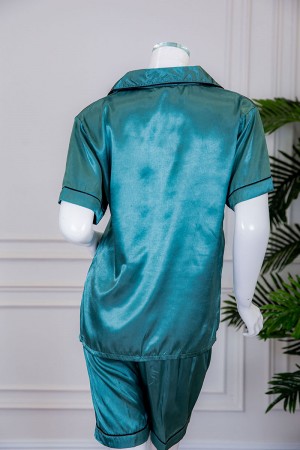 بيجاما نسائية ساتان قطعتين لون تركواز بلوزة بياقة مطوية و جيب و أزرار من الأمام ذو أكمام قصيرة مع شورت
