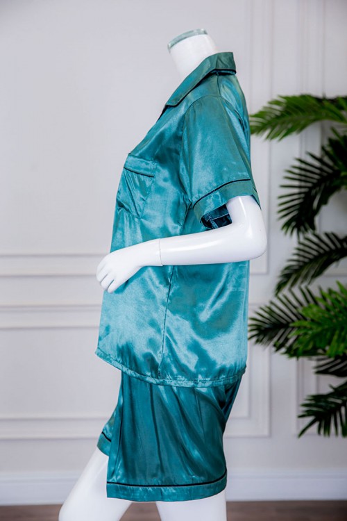 بيجاما نسائية ساتان قطعتين لون تركواز بلوزة بياقة مطوية و جيب و أزرار من الأمام ذو أكمام قصيرة مع شورت