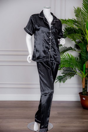 بيجاما نسائية ساتان قطعتين لون أسود بلوزة بياقة مطوية و جيب و أزرار من الأمام ذو أكمام قصيرة مع بنطلون طويل