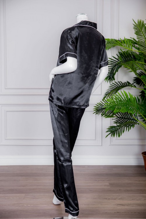 بيجاما نسائية ساتان قطعتين لون أسود بلوزة بياقة مطوية و جيب و أزرار من الأمام ذو أكمام قصيرة مع بنطلون طويل