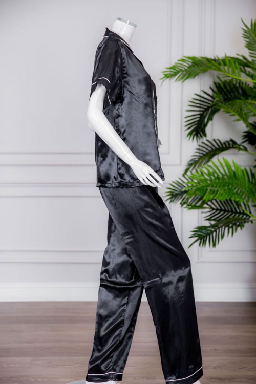 بيجاما نسائية ساتان قطعتين لون أسود بلوزة بياقة مطوية و جيب و أزرار من الأمام ذو أكمام قصيرة مع بنطلون طويل