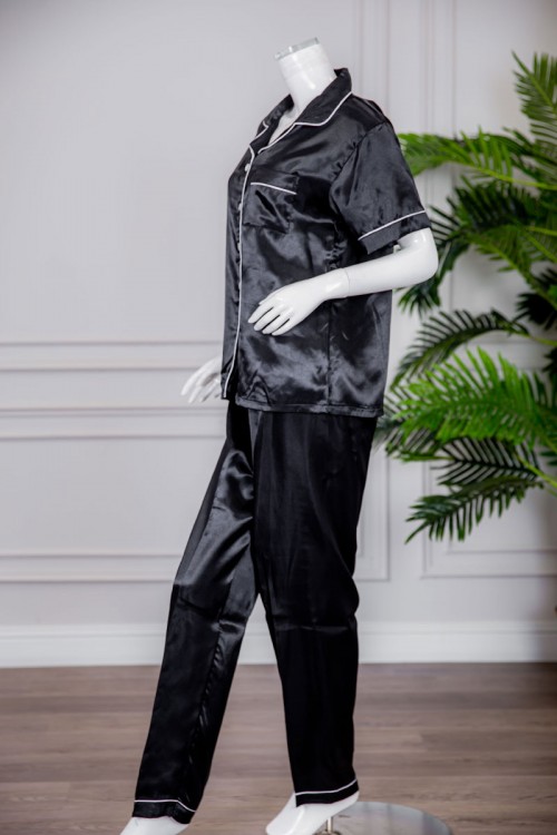 بيجاما نسائية ساتان قطعتين لون أسود بلوزة بياقة مطوية و جيب و أزرار من الأمام ذو أكمام قصيرة مع بنطلون طويل