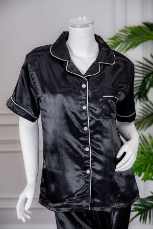 بيجاما نسائية ساتان قطعتين لون أسود بلوزة بياقة مطوية و جيب و أزرار من الأمام ذو أكمام قصيرة مع بنطلون طويل