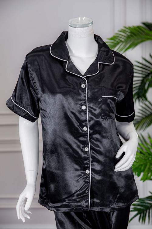 بيجاما نسائية ساتان قطعتين لون أسود بلوزة بياقة مطوية و جيب و أزرار من الأمام ذو أكمام قصيرة مع بنطلون طويل