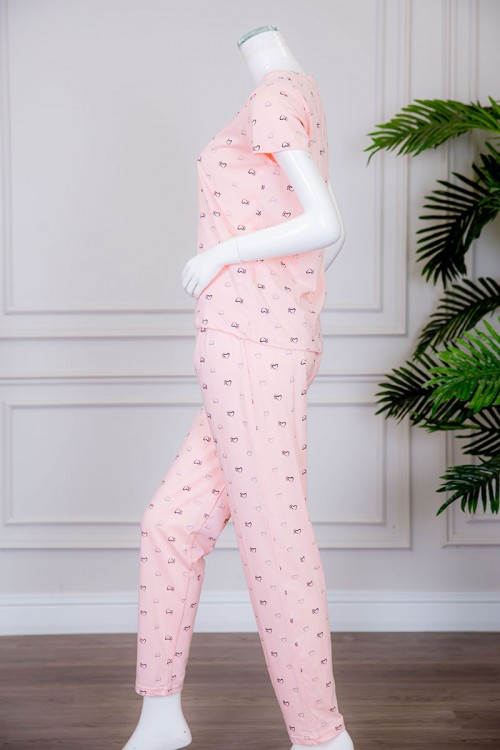 بيجاما نسائية قطعتين لون خربزي تيشيرت بياقة دائرية مزينة بقلوب و كتابة من الأمام مع بنطلون طويل