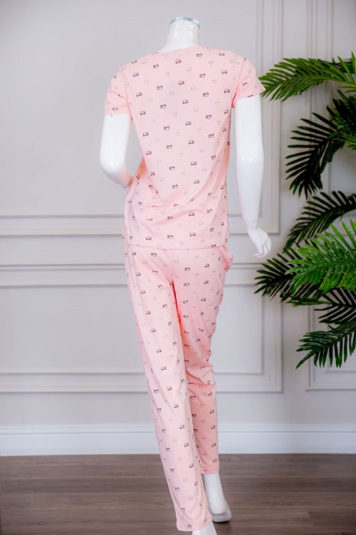 بيجاما نسائية قطعتين لون خربزي تيشيرت بياقة دائرية مزينة بقلوب و كتابة من الأمام مع بنطلون طويل