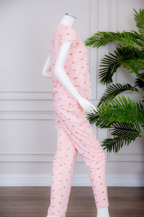 بيجاما نسائية قطعتين لون خربزي تيشيرت بياقة دائرية مزينة بقلوب و كتابة من الأمام مع بنطلون طويل