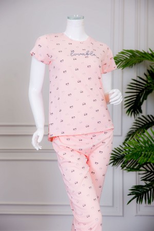 بيجاما نسائية قطعتين لون خربزي تيشيرت بياقة دائرية مزينة بقلوب و كتابة من الأمام مع بنطلون طويل