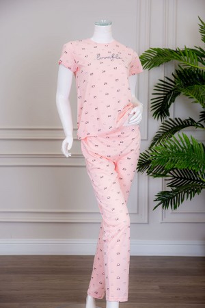 بيجاما نسائية قطعتين لون خربزي تيشيرت بياقة دائرية مزينة بقلوب و كتابة من الأمام مع بنطلون طويل