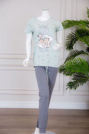 بيجاما نسائية قطعتين تيشيرت لون تيفاني فاتح بياقة دائرية مزينة بكتابات و رسومات من الأمام مع بنطلون طويل لون رصاصي برباط في الخصر 