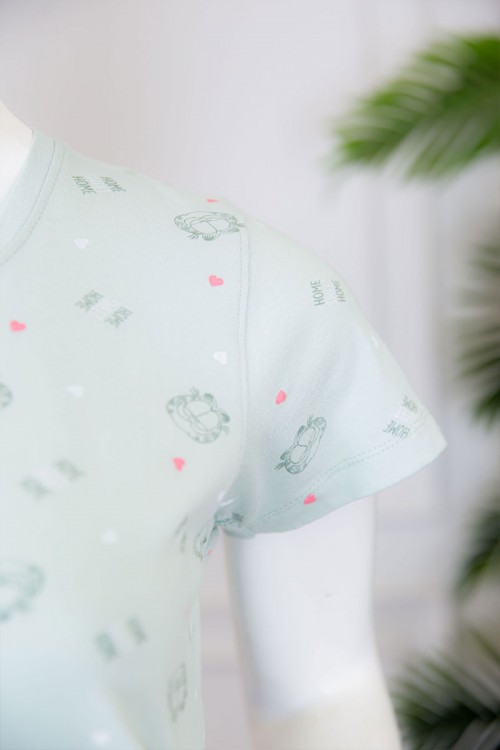 بيجاما نسائية قطعتين تيشيرت لون تيفاني فاتح بياقة دائرية مزينة بكتابات و رسومات من الأمام مع بنطلون طويل لون رصاصي برباط في الخصر