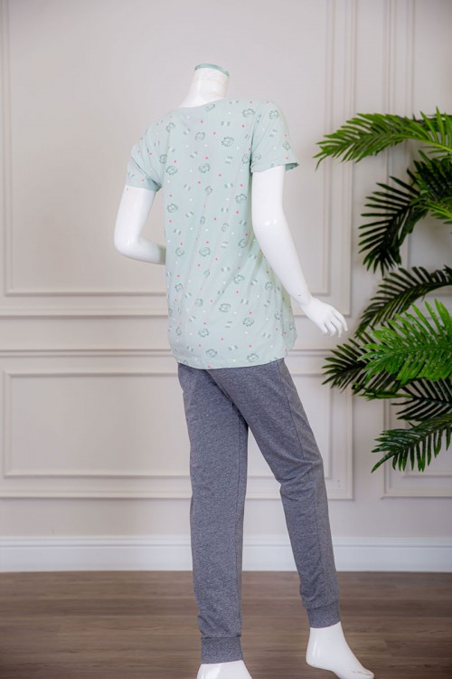 بيجاما نسائية قطعتين تيشيرت لون تيفاني فاتح بياقة دائرية مزينة بكتابات و رسومات من الأمام مع بنطلون طويل لون رصاصي برباط في الخصر