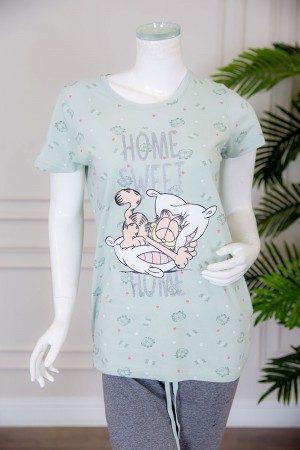 بيجاما نسائية قطعتين تيشيرت لون تيفاني فاتح بياقة دائرية مزينة بكتابات و رسومات من الأمام مع بنطلون طويل لون رصاصي برباط في الخصر 