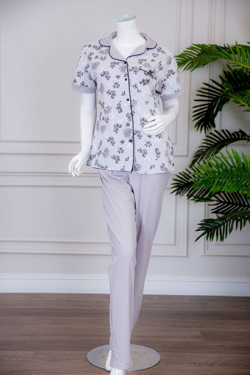 بيجاما نسائية قطعتين لون رمادي بلوزة مشجرة بياقة مطوية بجيب وأزرار من الأمام مع بنطلون طويل