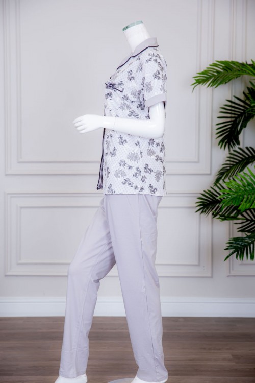 بيجاما نسائية قطعتين لون رمادي بلوزة مشجرة بياقة مطوية بجيب وأزرار من الأمام مع بنطلون طويل