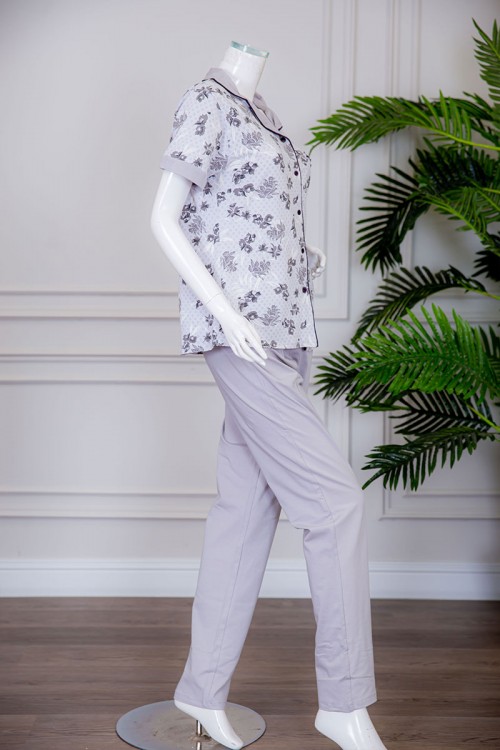 بيجاما نسائية قطعتين لون رمادي بلوزة مشجرة بياقة مطوية بجيب وأزرار من الأمام مع بنطلون طويل