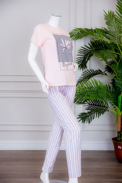 بيجاما نسائية قطعتين تيشيرت لون خربزي بياقة دائرية مزينة بكتابات و رسومات من الأمام مع بنطلون طويل مخطط برباط في الخصر