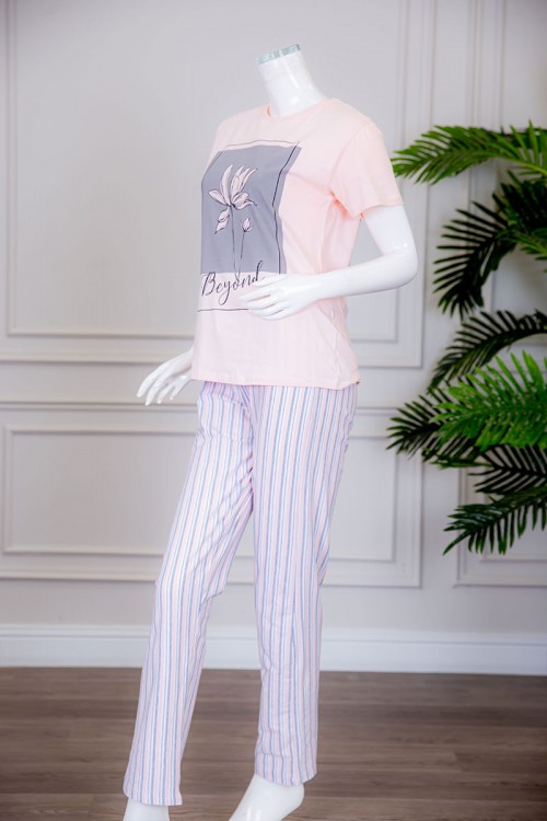 بيجاما نسائية قطعتين تيشيرت لون خربزي بياقة دائرية مزينة بكتابات و رسومات من الأمام مع بنطلون طويل مخطط برباط في الخصر