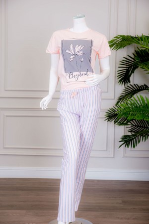 بيجاما نسائية قطعتين تيشيرت لون خربزي بياقة دائرية مزينة بكتابات و رسومات من الأمام مع بنطلون طويل مخطط برباط في الخصر 