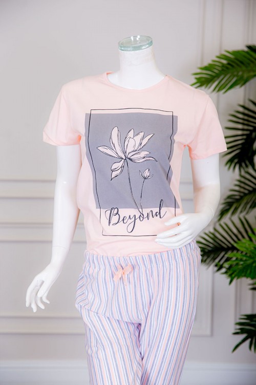 بيجاما نسائية قطعتين تيشيرت لون خربزي بياقة دائرية مزينة بكتابات و رسومات من الأمام مع بنطلون طويل مخطط برباط في الخصر