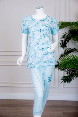 بيجاما نسائية قطعتين لون سماوي تيشيرت بياقة دائرية مزين بفراشات مع بنطلون ميدي برباط في الخصر و زم من الأسفل