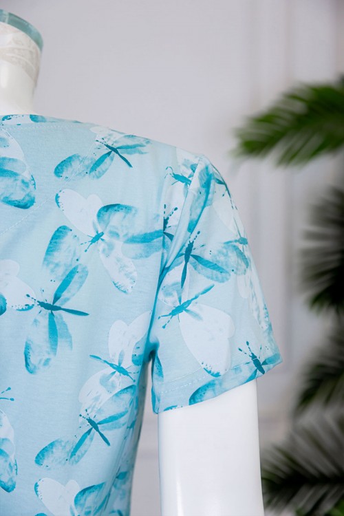 بيجاما نسائية قطعتين تيشيرت لون خربزي بياقة دائرية مزينة بكتابات و رسومات من الأمام مع بنطلون طويل مخطط برباط في الخصر