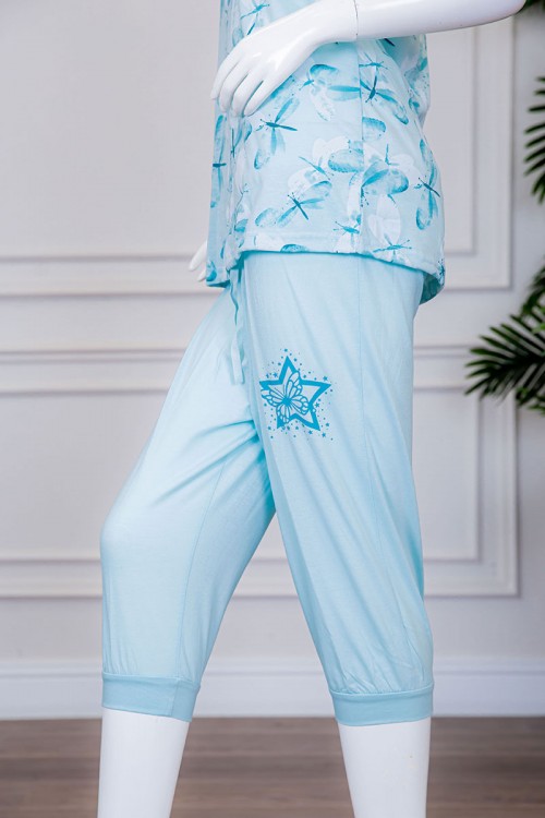 بيجاما نسائية قطعتين تيشيرت لون خربزي بياقة دائرية مزينة بكتابات و رسومات من الأمام مع بنطلون طويل مخطط برباط في الخصر