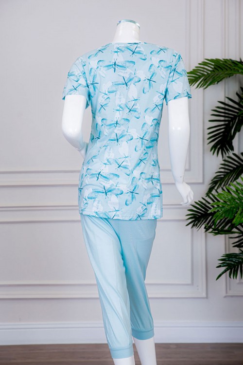 بيجاما نسائية قطعتين تيشيرت لون خربزي بياقة دائرية مزينة بكتابات و رسومات من الأمام مع بنطلون طويل مخطط برباط في الخصر