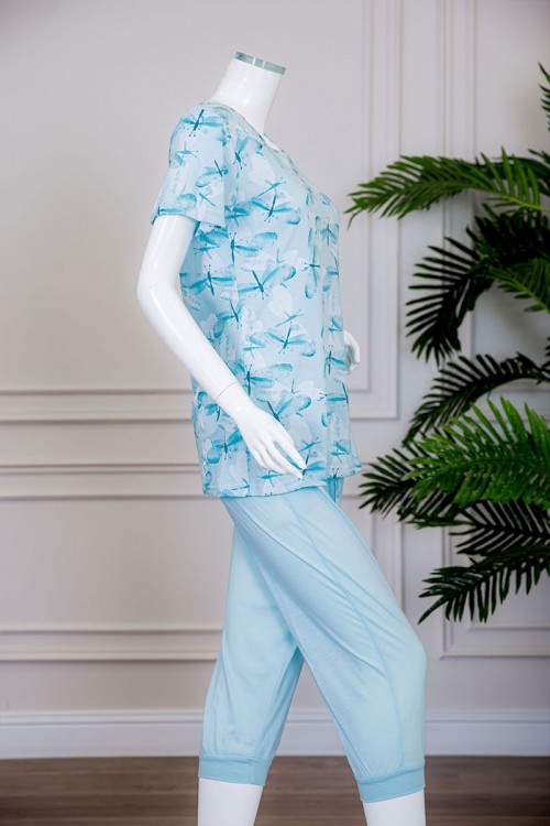 بيجاما نسائية قطعتين تيشيرت لون خربزي بياقة دائرية مزينة بكتابات و رسومات من الأمام مع بنطلون طويل مخطط برباط في الخصر