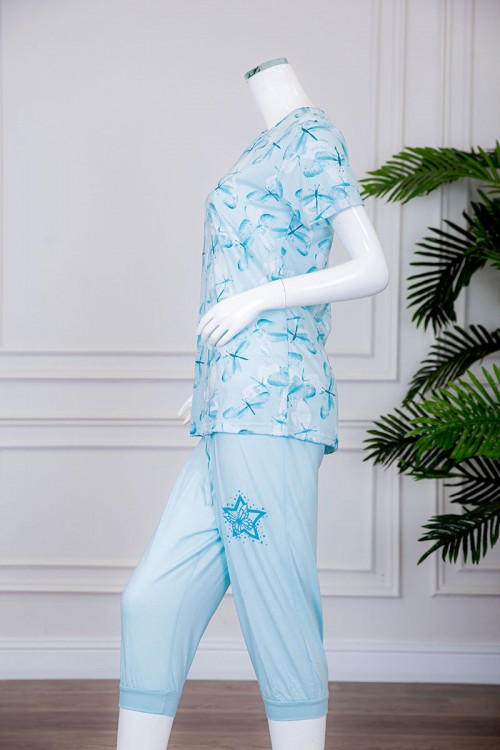 بيجاما نسائية قطعتين تيشيرت لون خربزي بياقة دائرية مزينة بكتابات و رسومات من الأمام مع بنطلون طويل مخطط برباط في الخصر