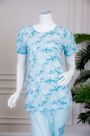 بيجاما نسائية قطعتين لون سماوي تيشيرت بياقة دائرية مزين بفراشات مع بنطلون ميدي برباط في الخصر و زم من الأسفل