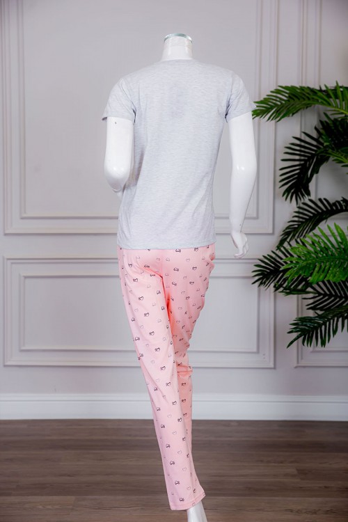 بيجاما نسائية قطعتين تيشيرت لون رمادي بياقة دائرية مزينة بكتابات و رسومات من الأمام مع بنطلون طويل لون خربزي مزين بقلوب