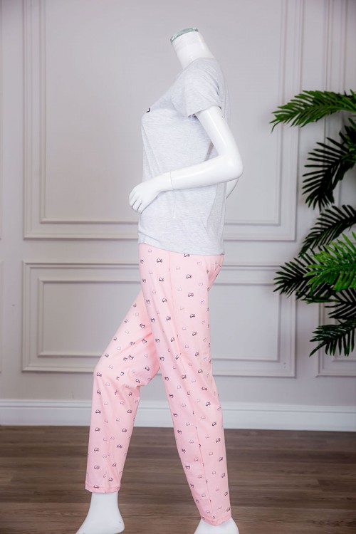 بيجاما نسائية قطعتين تيشيرت لون رمادي بياقة دائرية مزينة بكتابات و رسومات من الأمام مع بنطلون طويل لون خربزي مزين بقلوب