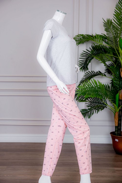 بيجاما نسائية قطعتين تيشيرت لون رمادي بياقة دائرية مزينة بكتابات و رسومات من الأمام مع بنطلون طويل لون خربزي مزين بقلوب