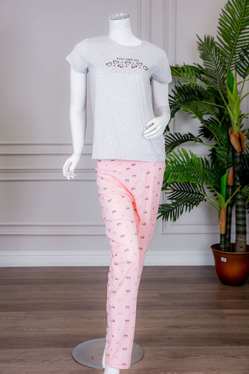 بيجاما نسائية قطعتين تيشيرت لون رمادي بياقة دائرية مزينة بكتابات و رسومات من الأمام مع بنطلون طويل لون خربزي مزين بقلوب