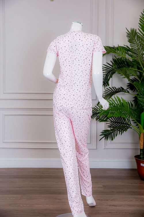 بيجاما نسائية قطعتين تيشيرت لون وردي بياقة دائرية بأزرار من الأمام مزينة بقلوب مع بنطلون طويل