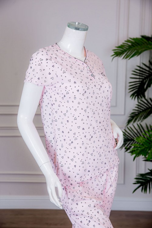 بيجاما نسائية قطعتين تيشيرت لون وردي بياقة دائرية بأزرار من الأمام مزينة بقلوب مع بنطلون طويل