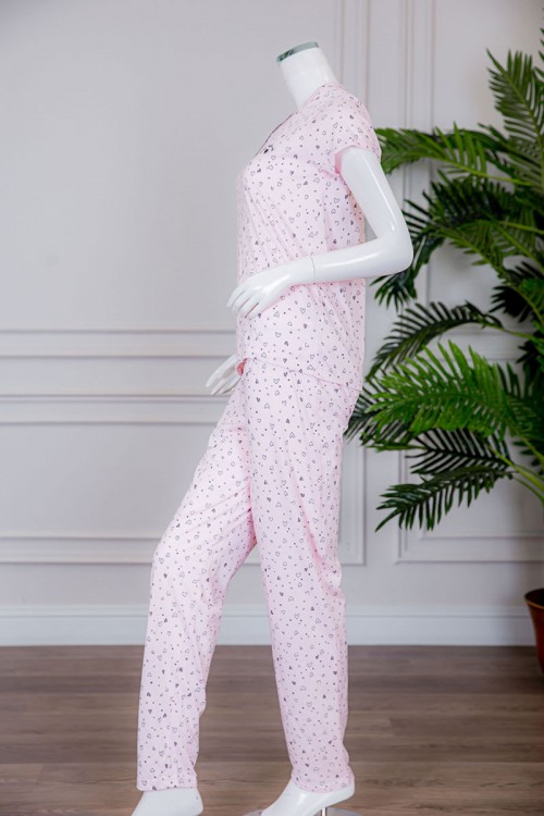 بيجاما نسائية قطعتين تيشيرت لون وردي بياقة دائرية بأزرار من الأمام مزينة بقلوب مع بنطلون طويل