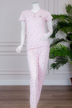 بيجاما نسائية قطعتين تيشيرت لون وردي بياقة دائرية بأزرار من الأمام مزينة بقلوب مع بنطلون طويل 