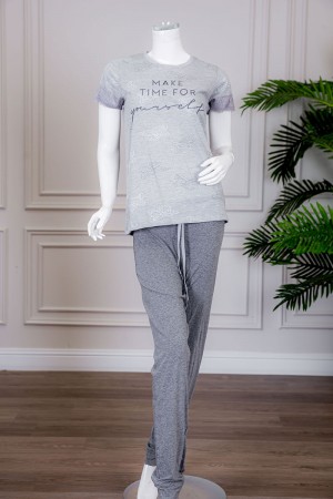 بيجاما نسائية قطعتين تيشيرت لون رمادي بياقة دائرية مزينة بكتابات و رسومات من الأمام و بأطراف من الدانتيل مع بنطلون طويل لون رصاصي برباط في الخصر 