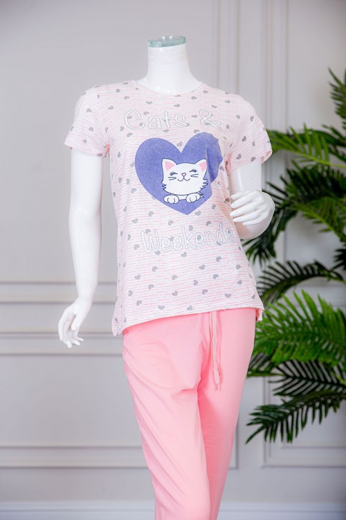 بيجاما نسائية قطعتين تيشيرت مخطط بياقة دائرية مزينة بكتابات و رسومات من الأمام مع بنطلون طويل لون وردي برباط في الخصر