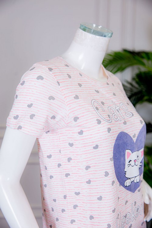 بيجاما نسائية قطعتين تيشيرت مخطط بياقة دائرية مزينة بكتابات و رسومات من الأمام مع بنطلون طويل لون وردي برباط في الخصر