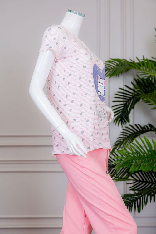 بيجاما نسائية قطعتين تيشيرت مخطط بياقة دائرية مزينة بكتابات و رسومات من الأمام مع بنطلون طويل لون وردي برباط في الخصر