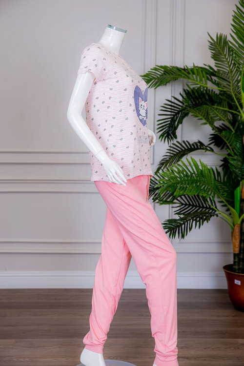 بيجاما نسائية قطعتين تيشيرت مخطط بياقة دائرية مزينة بكتابات و رسومات من الأمام مع بنطلون طويل لون وردي برباط في الخصر