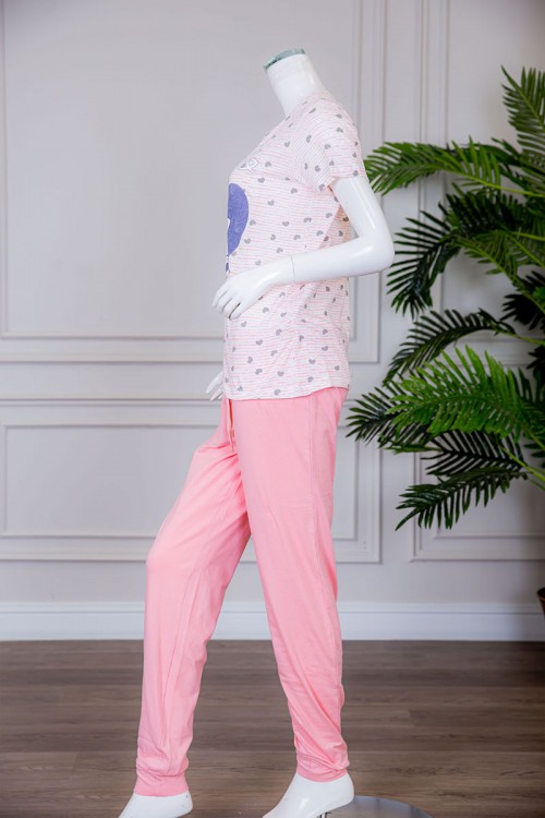 بيجاما نسائية قطعتين تيشيرت مخطط بياقة دائرية مزينة بكتابات و رسومات من الأمام مع بنطلون طويل لون وردي برباط في الخصر