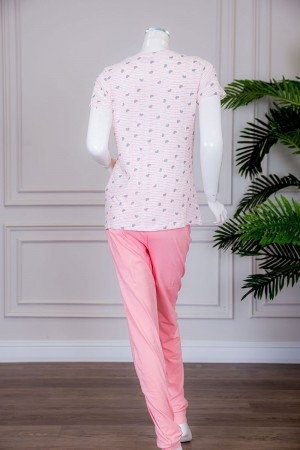 بيجاما نسائية قطعتين تيشيرت مخطط بياقة دائرية مزينة بكتابات و رسومات من الأمام مع بنطلون طويل لون وردي برباط في الخصر 