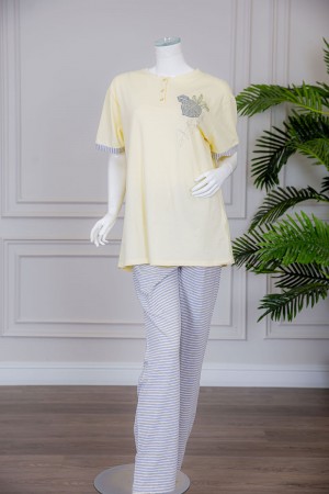 بيجاما نسائية قطعتين تيشيرت لون ليموني بياقة دائرية بأزرار مزينة برسومات من الأمام مع بنطلون طويل مخطط 